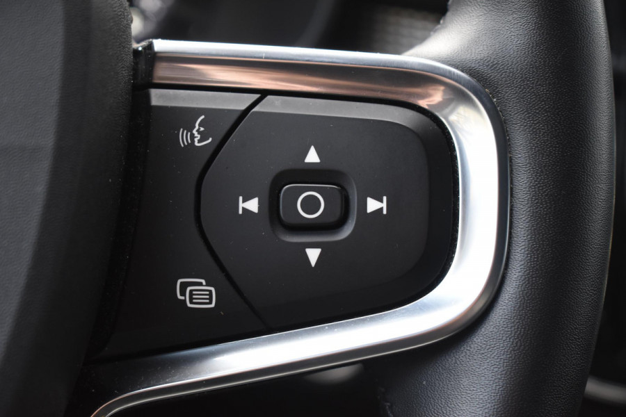 Volvo XC40 T4 211PK Automaat Recharge R-Design / Navigatie / Leren bekleding / Cruise control / Stuur- & Stoelverwarming / Elektrisch glazen panorama schuifdak / Trekhaak / Elektrische achterklep / Achteruitrijcamera / 20"