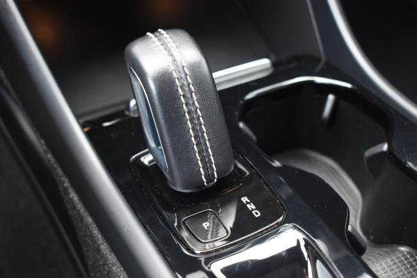 Volvo XC40 T4 211PK Automaat Recharge R-Design / Navigatie / Leren bekleding / Cruise control / Stuur- & Stoelverwarming / Elektrisch glazen panorama schuifdak / Trekhaak / Elektrische achterklep / Achteruitrijcamera / 20"