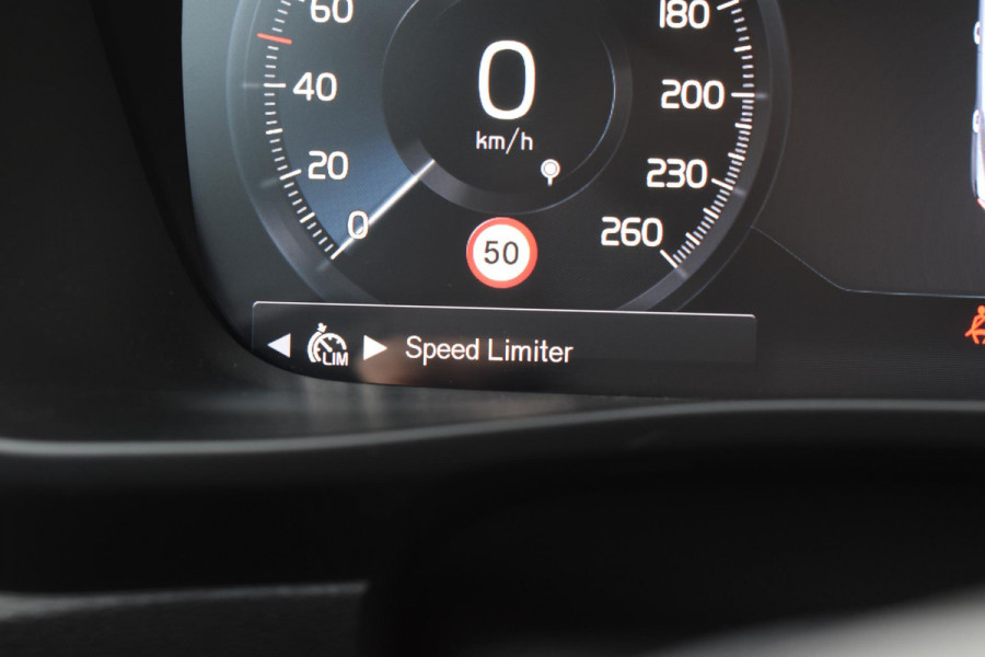 Volvo XC40 T4 211PK Automaat Recharge R-Design / Navigatie / Leren bekleding / Cruise control / Stuur- & Stoelverwarming / Elektrisch glazen panorama schuifdak / Trekhaak / Elektrische achterklep / Achteruitrijcamera / 20"