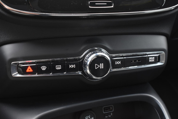 Volvo XC40 T4 211PK Automaat Recharge R-Design / Navigatie / Leren bekleding / Cruise control / Stuur- & Stoelverwarming / Elektrisch glazen panorama schuifdak / Trekhaak / Elektrische achterklep / Achteruitrijcamera / 20"