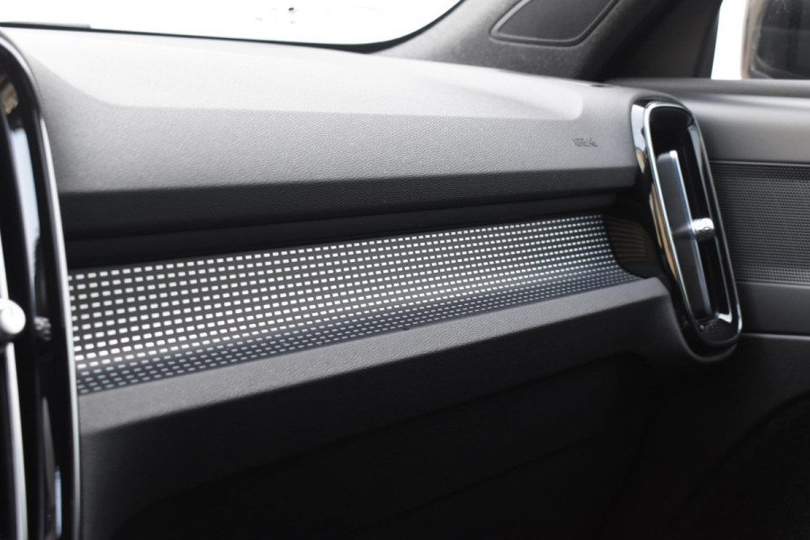 Volvo XC40 T4 211PK Automaat Recharge R-Design / Navigatie / Leren bekleding / Cruise control / Stuur- & Stoelverwarming / Elektrisch glazen panorama schuifdak / Trekhaak / Elektrische achterklep / Achteruitrijcamera / 20"