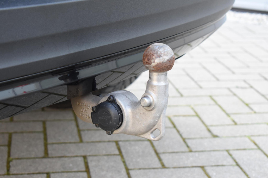 Volvo XC40 T4 211PK Automaat Recharge R-Design / Navigatie / Leren bekleding / Cruise control / Stuur- & Stoelverwarming / Elektrisch glazen panorama schuifdak / Trekhaak / Elektrische achterklep / Achteruitrijcamera / 20"