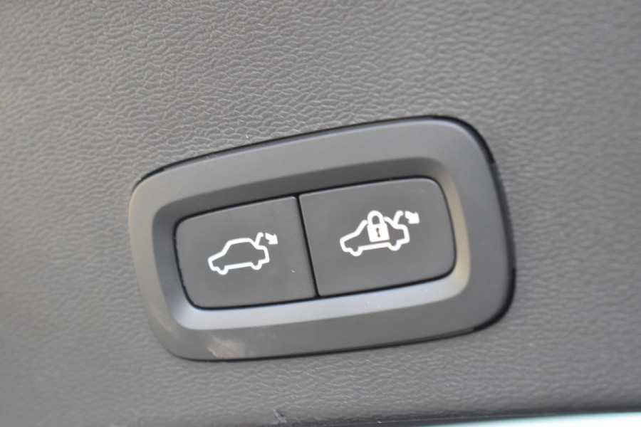 Volvo XC40 T4 211PK Automaat Recharge R-Design / Navigatie / Leren bekleding / Cruise control / Stuur- & Stoelverwarming / Elektrisch glazen panorama schuifdak / Trekhaak / Elektrische achterklep / Achteruitrijcamera / 20"
