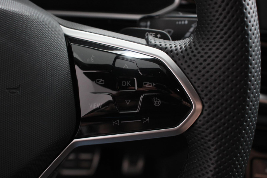 Volkswagen T-Roc 1.5 TSI 150pk DSG R-Line | Navigatie | Apple Carplay/Android Auto | Parkeersensoren | Camera | Blind Spot Assist | Adaptive Cruise Control | Elektrische achterklep | Stoel- en stuurverwarming | Climate Control | Ledverlichting | Virtual Cockpit