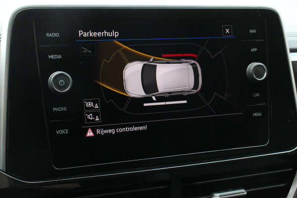 Volkswagen T-Roc 1.5 TSI 150pk DSG R-Line | Navigatie | Apple Carplay/Android Auto | Parkeersensoren | Camera | Blind Spot Assist | Adaptive Cruise Control | Elektrische achterklep | Stoel- en stuurverwarming | Climate Control | Ledverlichting | Virtual Cockpit