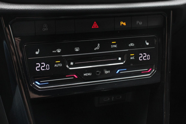 Volkswagen T-Roc 1.5 TSI 150pk DSG R-Line | Navigatie | Apple Carplay/Android Auto | Parkeersensoren | Camera | Blind Spot Assist | Adaptive Cruise Control | Elektrische achterklep | Stoel- en stuurverwarming | Climate Control | Ledverlichting | Virtual Cockpit