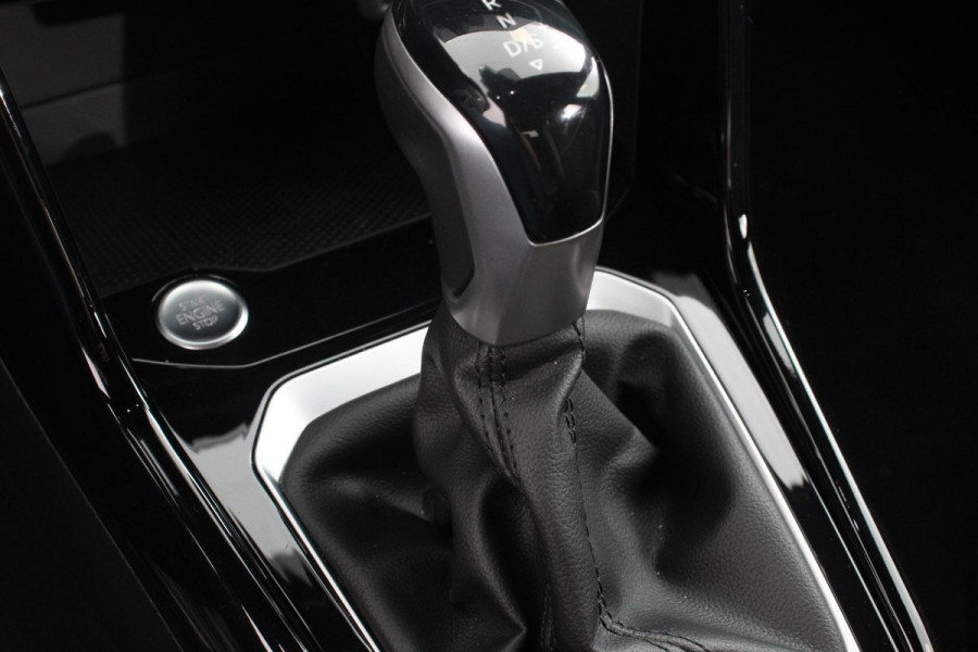 Volkswagen T-Roc 1.5 TSI 150pk DSG R-Line | Navigatie | Apple Carplay/Android Auto | Parkeersensoren | Camera | Blind Spot Assist | Adaptive Cruise Control | Elektrische achterklep | Stoel- en stuurverwarming | Climate Control | Ledverlichting | Virtual Cockpit