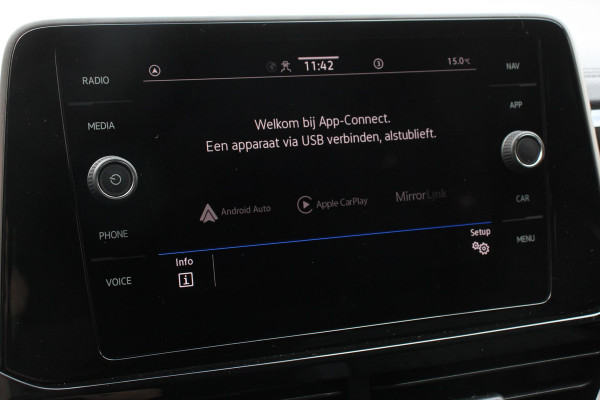 Volkswagen T-Roc 1.5 TSI 150pk DSG R-Line | Navigatie | Apple Carplay/Android Auto | Parkeersensoren | Camera | Blind Spot Assist | Adaptive Cruise Control | Elektrische achterklep | Stoel- en stuurverwarming | Climate Control | Ledverlichting | Virtual Cockpit