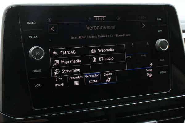 Volkswagen T-Roc 1.5 TSI 150pk DSG R-Line | Navigatie | Apple Carplay/Android Auto | Parkeersensoren | Camera | Blind Spot Assist | Adaptive Cruise Control | Elektrische achterklep | Stoel- en stuurverwarming | Climate Control | Ledverlichting | Virtual Cockpit