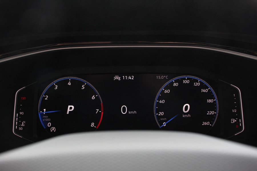 Volkswagen T-Roc 1.5 TSI 150pk DSG R-Line | Navigatie | Apple Carplay/Android Auto | Parkeersensoren | Camera | Blind Spot Assist | Adaptive Cruise Control | Elektrische achterklep | Stoel- en stuurverwarming | Climate Control | Ledverlichting | Virtual Cockpit