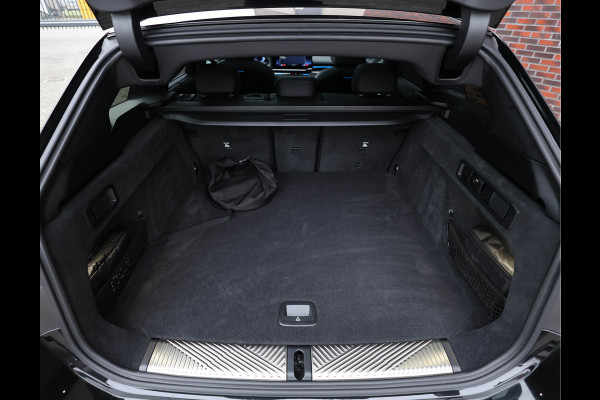 BMW 5 Serie Touring 530e xDrive | M Performance - Pano - Trekhaak - HUD