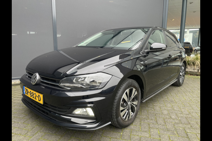 Volkswagen Polo Comfortline R-line pakket Apple carplay - Airco - Cruise control - Stuur multifunctioneel - Stuur leder - Start/stop systeem - Bluetooth - Elektrische ramen - Lederen versnellingspook - Radio - Licht metalen velgen 15 inch - R-line pakket - Dakspoiler - Side skirts - trekhaak
