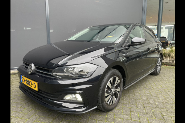 Volkswagen Polo Comfortline R-line pakket Apple carplay - Airco - Cruise control - Stuur multifunctioneel - Stuur leder - Start/stop systeem - Bluetooth - Elektrische ramen - Lederen versnellingspook - Radio - Licht metalen velgen 15 inch - R-line pakket - Dakspoiler - Side skirts - trekhaak