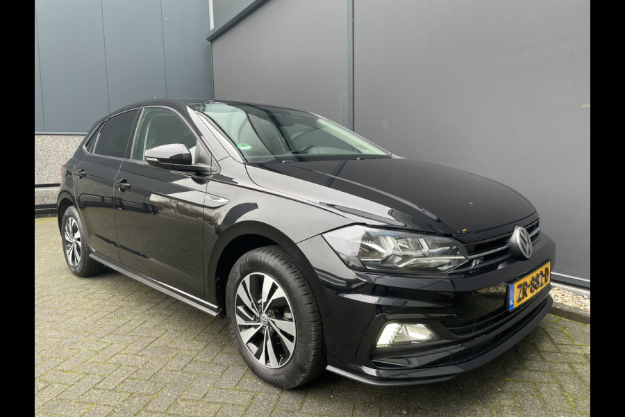 Volkswagen Polo Comfortline R-line pakket Apple carplay - Airco - Cruise control - Stuur multifunctioneel - Stuur leder - Start/stop systeem - Bluetooth - Elektrische ramen - Lederen versnellingspook - Radio - Licht metalen velgen 15 inch - R-line pakket - Dakspoiler - Side skirts - trekhaak