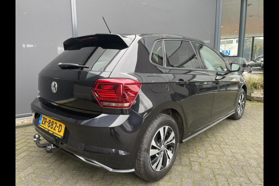 Volkswagen Polo Comfortline R-line pakket Apple carplay - Airco - Cruise control - Stuur multifunctioneel - Stuur leder - Start/stop systeem - Bluetooth - Elektrische ramen - Lederen versnellingspook - Radio - Licht metalen velgen 15 inch - R-line pakket - Dakspoiler - Side skirts - trekhaak