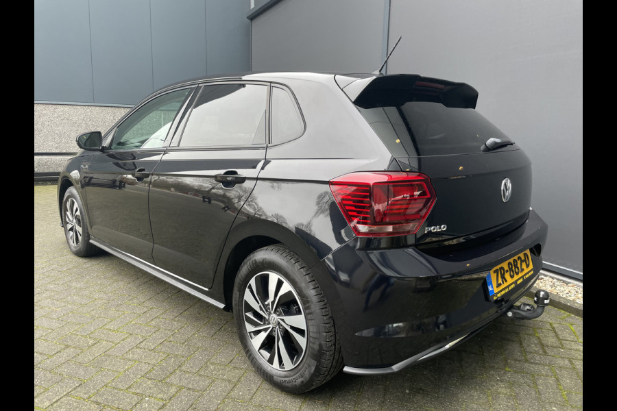 Volkswagen Polo Comfortline R-line pakket Apple carplay - Airco - Cruise control - Stuur multifunctioneel - Stuur leder - Start/stop systeem - Bluetooth - Elektrische ramen - Lederen versnellingspook - Radio - Licht metalen velgen 15 inch - R-line pakket - Dakspoiler - Side skirts - trekhaak