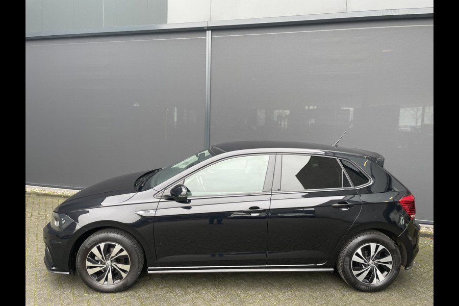 Volkswagen Polo Comfortline R-line pakket Apple carplay - Airco - Cruise control - Stuur multifunctioneel - Stuur leder - Start/stop systeem - Bluetooth - Elektrische ramen - Lederen versnellingspook - Radio - Licht metalen velgen 15 inch - R-line pakket - Dakspoiler - Side skirts - trekhaak