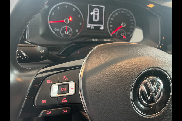 Volkswagen Polo Comfortline R-line pakket Apple carplay - Airco - Cruise control - Stuur multifunctioneel - Stuur leder - Start/stop systeem - Bluetooth - Elektrische ramen - Lederen versnellingspook - Radio - Licht metalen velgen 15 inch - R-line pakket - Dakspoiler - Side skirts - trekhaak