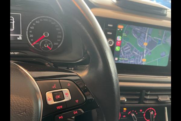 Volkswagen Polo Comfortline R-line pakket Apple carplay - Airco - Cruise control - Stuur multifunctioneel - Stuur leder - Start/stop systeem - Bluetooth - Elektrische ramen - Lederen versnellingspook - Radio - Licht metalen velgen 15 inch - R-line pakket - Dakspoiler - Side skirts - trekhaak