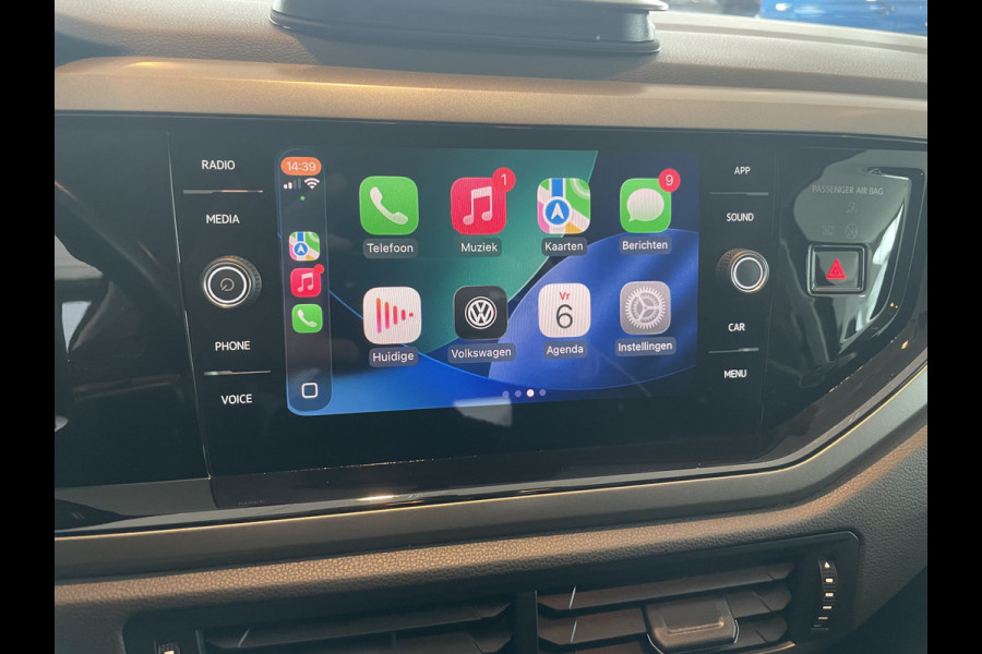 Volkswagen Polo Comfortline R-line pakket Apple carplay - Airco - Cruise control - Stuur multifunctioneel - Stuur leder - Start/stop systeem - Bluetooth - Elektrische ramen - Lederen versnellingspook - Radio - Licht metalen velgen 15 inch - R-line pakket - Dakspoiler - Side skirts - trekhaak