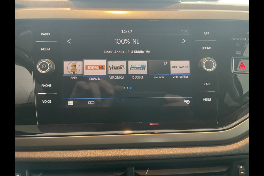Volkswagen Polo Comfortline R-line pakket Apple carplay - Airco - Cruise control - Stuur multifunctioneel - Stuur leder - Start/stop systeem - Bluetooth - Elektrische ramen - Lederen versnellingspook - Radio - Licht metalen velgen 15 inch - R-line pakket - Dakspoiler - Side skirts - trekhaak