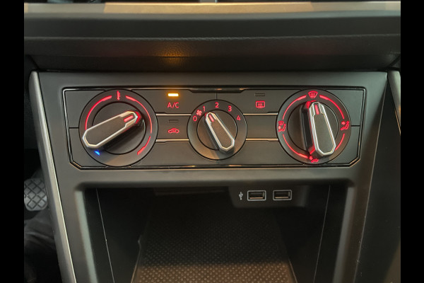 Volkswagen Polo Comfortline R-line pakket Apple carplay - Airco - Cruise control - Stuur multifunctioneel - Stuur leder - Start/stop systeem - Bluetooth - Elektrische ramen - Lederen versnellingspook - Radio - Licht metalen velgen 15 inch - R-line pakket - Dakspoiler - Side skirts - trekhaak