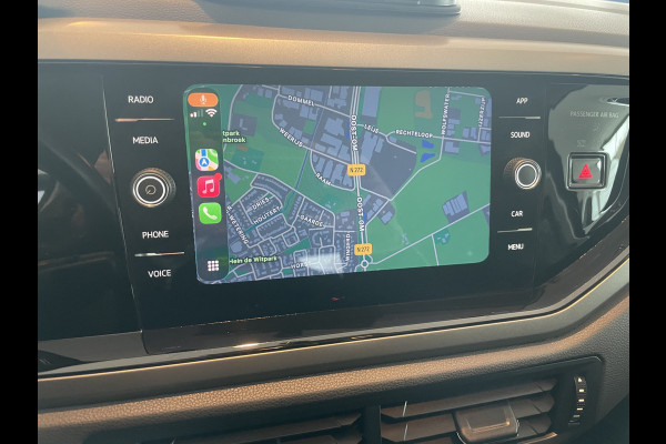 Volkswagen Polo Comfortline R-line pakket Apple carplay - Airco - Cruise control - Stuur multifunctioneel - Stuur leder - Start/stop systeem - Bluetooth - Elektrische ramen - Lederen versnellingspook - Radio - Licht metalen velgen 15 inch - R-line pakket - Dakspoiler - Side skirts - trekhaak
