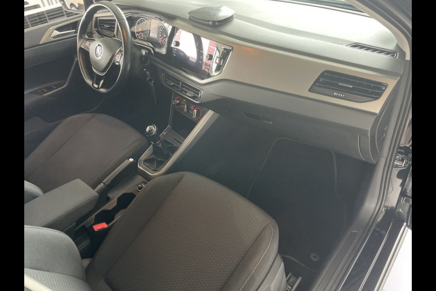Volkswagen Polo Comfortline R-line pakket Apple carplay - Airco - Cruise control - Stuur multifunctioneel - Stuur leder - Start/stop systeem - Bluetooth - Elektrische ramen - Lederen versnellingspook - Radio - Licht metalen velgen 15 inch - R-line pakket - Dakspoiler - Side skirts - trekhaak
