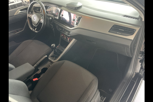 Volkswagen Polo Comfortline R-line pakket Apple carplay - Airco - Cruise control - Stuur multifunctioneel - Stuur leder - Start/stop systeem - Bluetooth - Elektrische ramen - Lederen versnellingspook - Radio - Licht metalen velgen 15 inch - R-line pakket - Dakspoiler - Side skirts - trekhaak