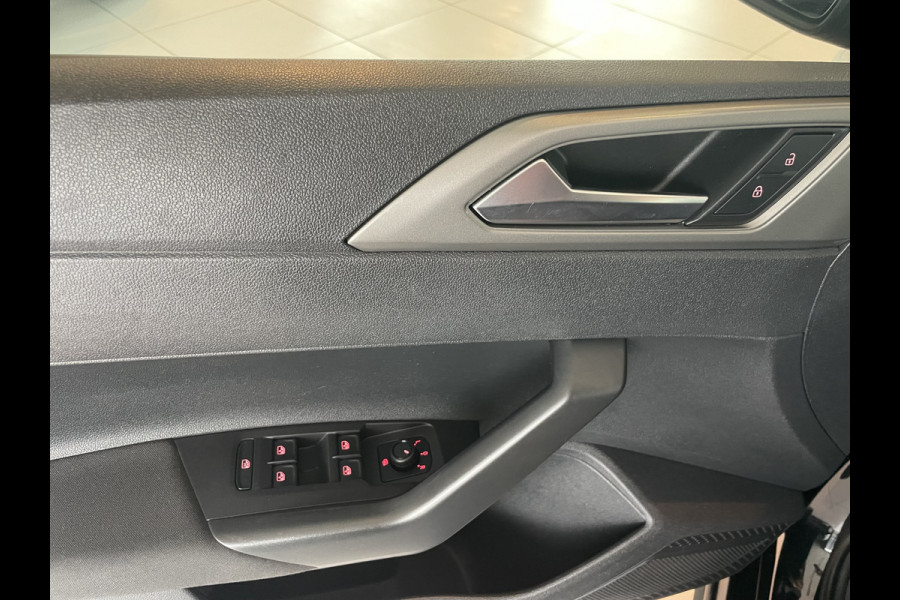 Volkswagen Polo Comfortline R-line pakket Apple carplay - Airco - Cruise control - Stuur multifunctioneel - Stuur leder - Start/stop systeem - Bluetooth - Elektrische ramen - Lederen versnellingspook - Radio - Licht metalen velgen 15 inch - R-line pakket - Dakspoiler - Side skirts - trekhaak