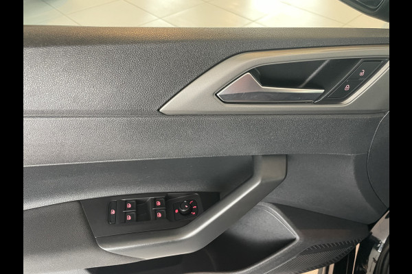 Volkswagen Polo Comfortline R-line pakket Apple carplay - Airco - Cruise control - Stuur multifunctioneel - Stuur leder - Start/stop systeem - Bluetooth - Elektrische ramen - Lederen versnellingspook - Radio - Licht metalen velgen 15 inch - R-line pakket - Dakspoiler - Side skirts - trekhaak