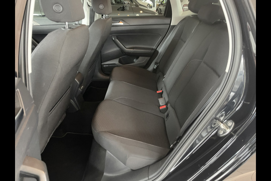 Volkswagen Polo Comfortline R-line pakket Apple carplay - Airco - Cruise control - Stuur multifunctioneel - Stuur leder - Start/stop systeem - Bluetooth - Elektrische ramen - Lederen versnellingspook - Radio - Licht metalen velgen 15 inch - R-line pakket - Dakspoiler - Side skirts - trekhaak