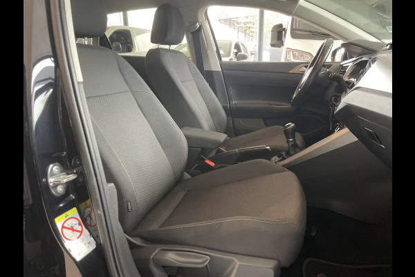 Volkswagen Polo Comfortline R-line pakket Apple carplay - Airco - Cruise control - Stuur multifunctioneel - Stuur leder - Start/stop systeem - Bluetooth - Elektrische ramen - Lederen versnellingspook - Radio - Licht metalen velgen 15 inch - R-line pakket - Dakspoiler - Side skirts - trekhaak