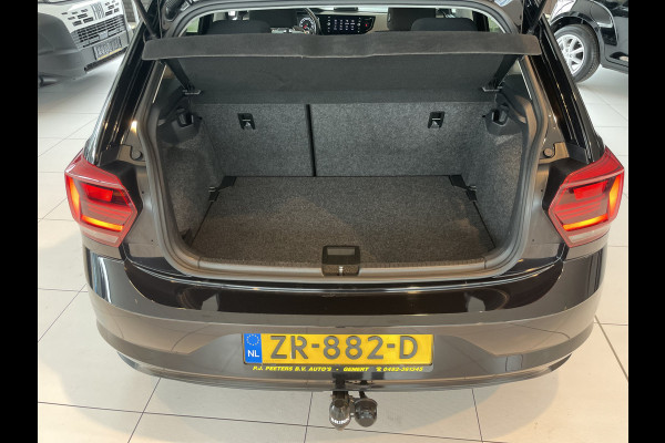 Volkswagen Polo Comfortline R-line pakket Apple carplay - Airco - Cruise control - Stuur multifunctioneel - Stuur leder - Start/stop systeem - Bluetooth - Elektrische ramen - Lederen versnellingspook - Radio - Licht metalen velgen 15 inch - R-line pakket - Dakspoiler - Side skirts - trekhaak