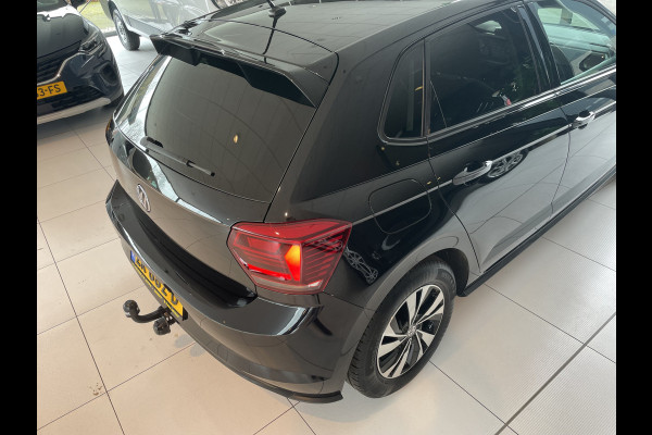 Volkswagen Polo Comfortline R-line pakket Apple carplay - Airco - Cruise control - Stuur multifunctioneel - Stuur leder - Start/stop systeem - Bluetooth - Elektrische ramen - Lederen versnellingspook - Radio - Licht metalen velgen 15 inch - R-line pakket - Dakspoiler - Side skirts - trekhaak