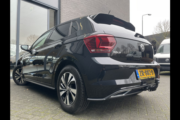 Volkswagen Polo Comfortline R-line pakket Apple carplay - Airco - Cruise control - Stuur multifunctioneel - Stuur leder - Start/stop systeem - Bluetooth - Elektrische ramen - Lederen versnellingspook - Radio - Licht metalen velgen 15 inch - R-line pakket - Dakspoiler - Side skirts - trekhaak