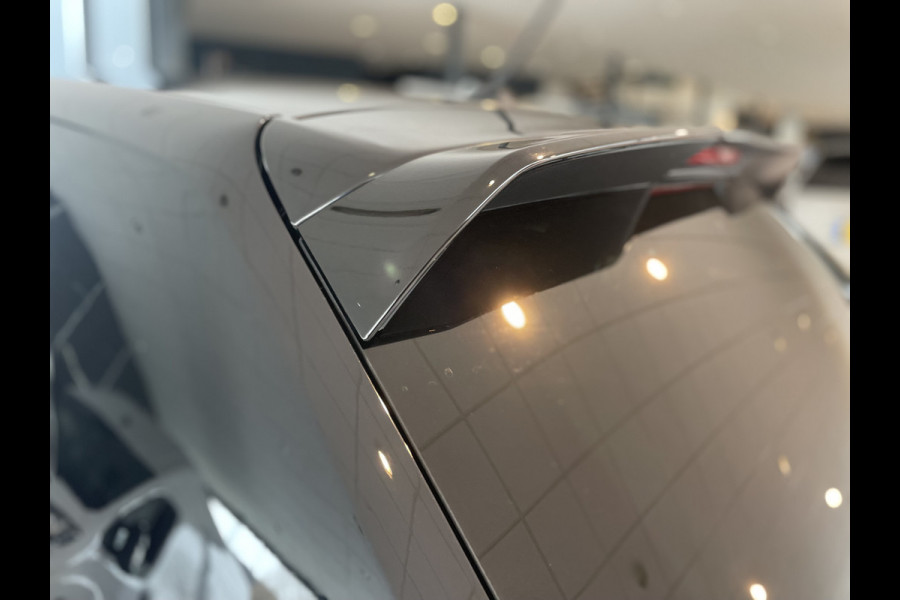 Volkswagen Polo Comfortline R-line pakket Apple carplay - Airco - Cruise control - Stuur multifunctioneel - Stuur leder - Start/stop systeem - Bluetooth - Elektrische ramen - Lederen versnellingspook - Radio - Licht metalen velgen 15 inch - R-line pakket - Dakspoiler - Side skirts - trekhaak