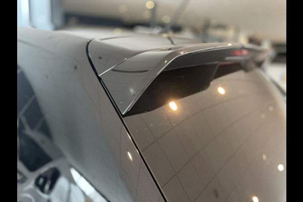 Volkswagen Polo Comfortline R-line pakket Apple carplay - Airco - Cruise control - Stuur multifunctioneel - Stuur leder - Start/stop systeem - Bluetooth - Elektrische ramen - Lederen versnellingspook - Radio - Licht metalen velgen 15 inch - R-line pakket - Dakspoiler - Side skirts - trekhaak