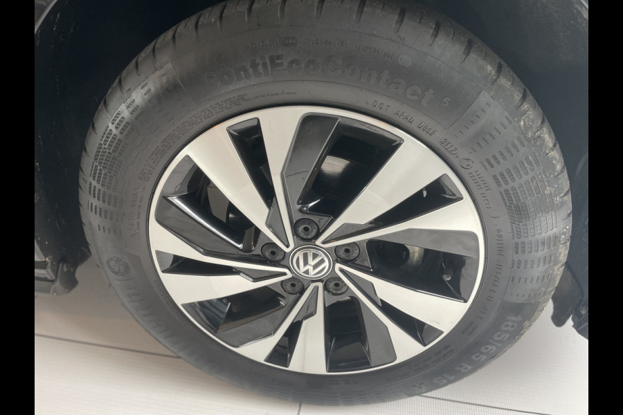 Volkswagen Polo Comfortline R-line pakket Apple carplay - Airco - Cruise control - Stuur multifunctioneel - Stuur leder - Start/stop systeem - Bluetooth - Elektrische ramen - Lederen versnellingspook - Radio - Licht metalen velgen 15 inch - R-line pakket - Dakspoiler - Side skirts - trekhaak
