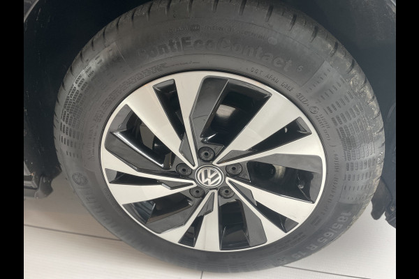 Volkswagen Polo Comfortline R-line pakket Apple carplay - Airco - Cruise control - Stuur multifunctioneel - Stuur leder - Start/stop systeem - Bluetooth - Elektrische ramen - Lederen versnellingspook - Radio - Licht metalen velgen 15 inch - R-line pakket - Dakspoiler - Side skirts - trekhaak