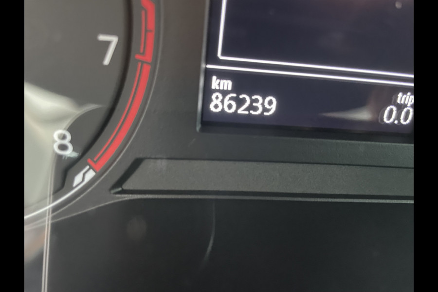 Volkswagen Polo Comfortline R-line pakket Apple carplay - Airco - Cruise control - Stuur multifunctioneel - Stuur leder - Start/stop systeem - Bluetooth - Elektrische ramen - Lederen versnellingspook - Radio - Licht metalen velgen 15 inch - R-line pakket - Dakspoiler - Side skirts - trekhaak