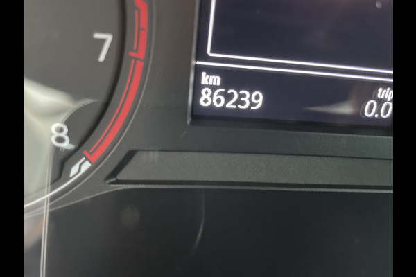 Volkswagen Polo Comfortline R-line pakket Apple carplay - Airco - Cruise control - Stuur multifunctioneel - Stuur leder - Start/stop systeem - Bluetooth - Elektrische ramen - Lederen versnellingspook - Radio - Licht metalen velgen 15 inch - R-line pakket - Dakspoiler - Side skirts - trekhaak