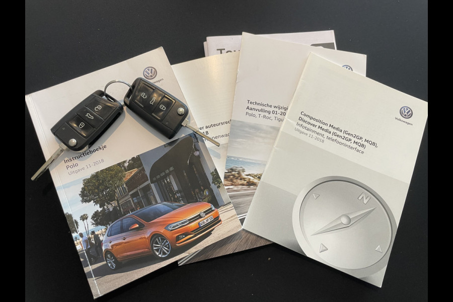 Volkswagen Polo Comfortline R-line pakket Apple carplay - Airco - Cruise control - Stuur multifunctioneel - Stuur leder - Start/stop systeem - Bluetooth - Elektrische ramen - Lederen versnellingspook - Radio - Licht metalen velgen 15 inch - R-line pakket - Dakspoiler - Side skirts - trekhaak