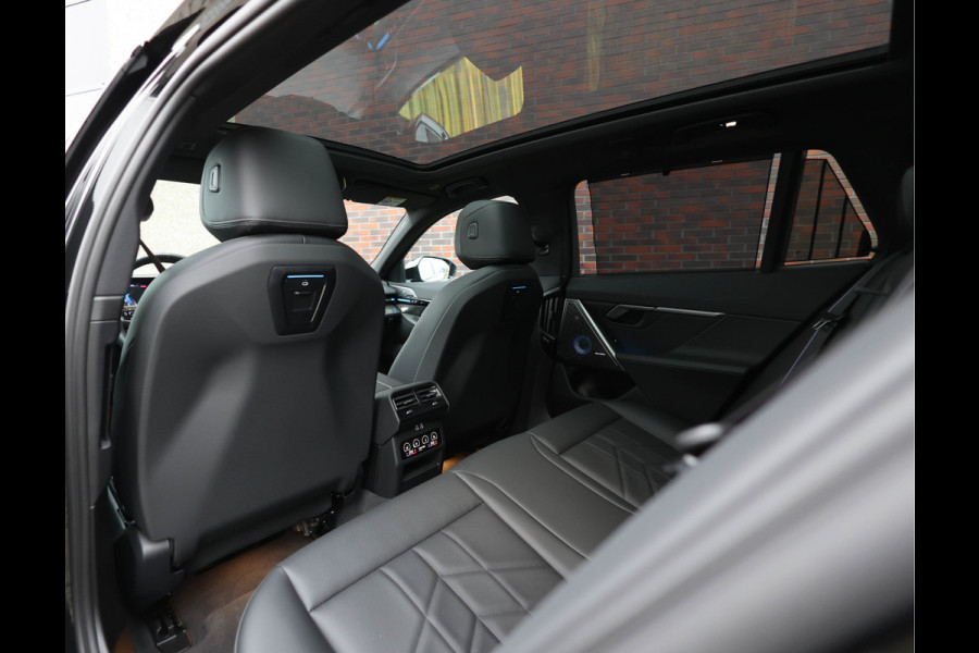 BMW 5 Serie Touring 530e xDrive | M Performance - Pano - Trekhaak - HUD