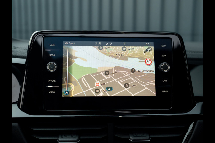 Volkswagen T-Roc 1.5 TSI R-Line Business | Trekhaak afnb. | Panodak | Keyless | Elk. A-klep | Side Assist | IQ Light | Prijs Rijklaar!!