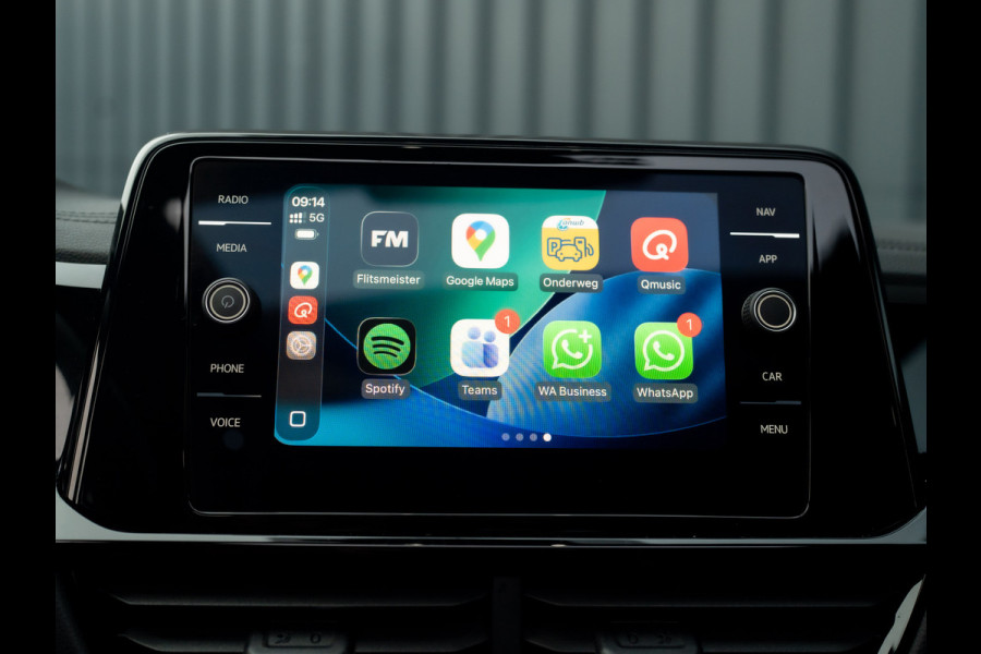 Volkswagen T-Roc 1.5 TSI R-Line Business | Trekhaak afnb. | Panodak | Keyless | Elk. A-klep | Side Assist | IQ Light | Prijs Rijklaar!!