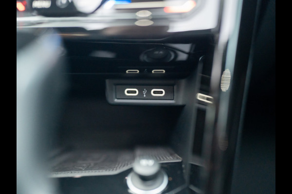 Volkswagen T-Roc 1.5 TSI R-Line Business | Trekhaak afnb. | Panodak | Keyless | Elk. A-klep | Side Assist | IQ Light | Prijs Rijklaar!!