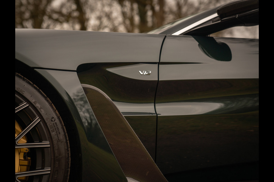 Aston Martin V12 Vantage Roadster | Nr. 211/249 | Pentland Green by Q | Briljant!