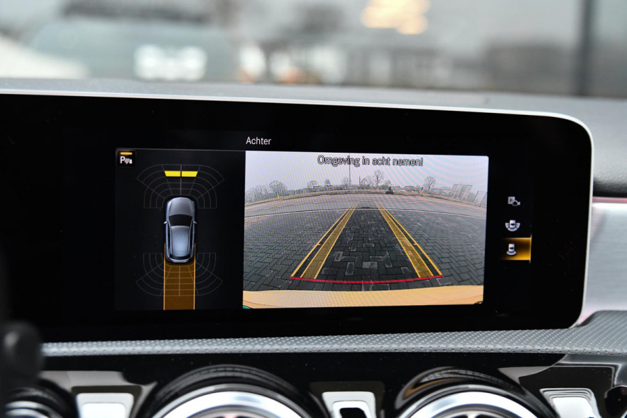 Mercedes-Benz A-Klasse AMG 35 4MATIC Edition 1 Aero. Schaal, Pano, Perf stuur, Keyless, Camera, Dodeh, CarPlay, Sfeer!