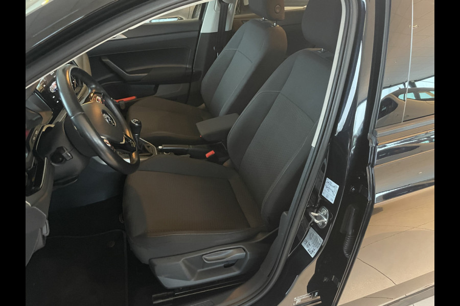 Volkswagen Polo Comfortline R-line pakket Apple carplay - Airco - Cruise control - Stuur multifunctioneel - Stuur leder - Start/stop systeem - Bluetooth - Elektrische ramen - Lederen versnellingspook - Radio - Licht metalen velgen 15 inch - R-line pakket - Dakspoiler - Side skirts - trekhaak